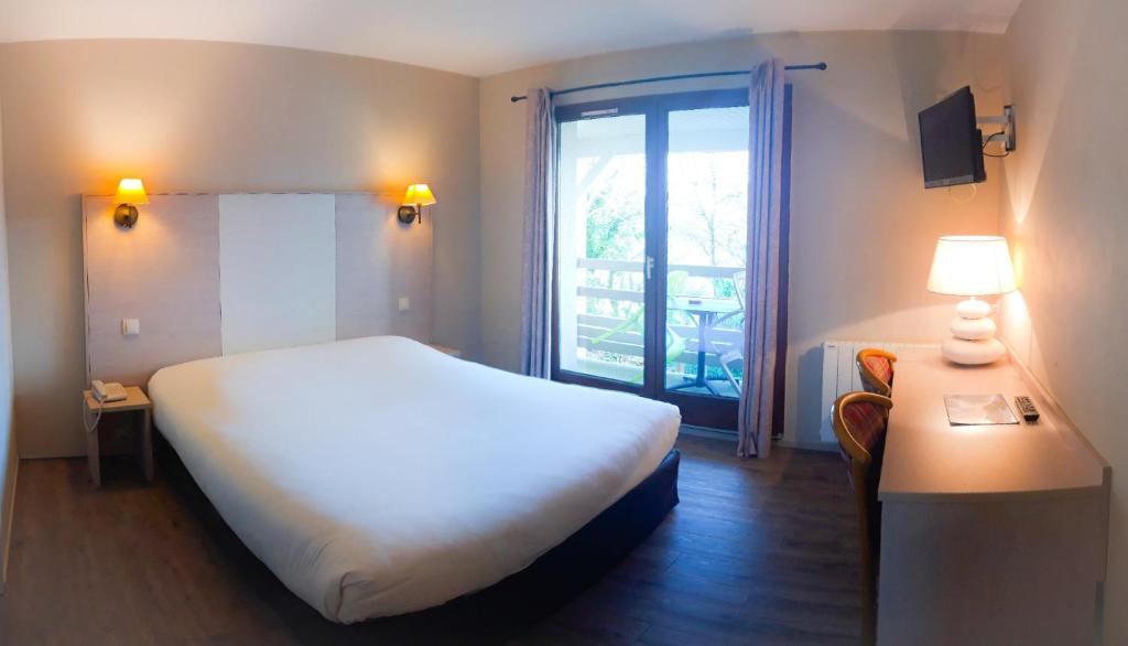 Postel nebo postele na pokoji v ubytování Hotel Alicia Auray Le Bono