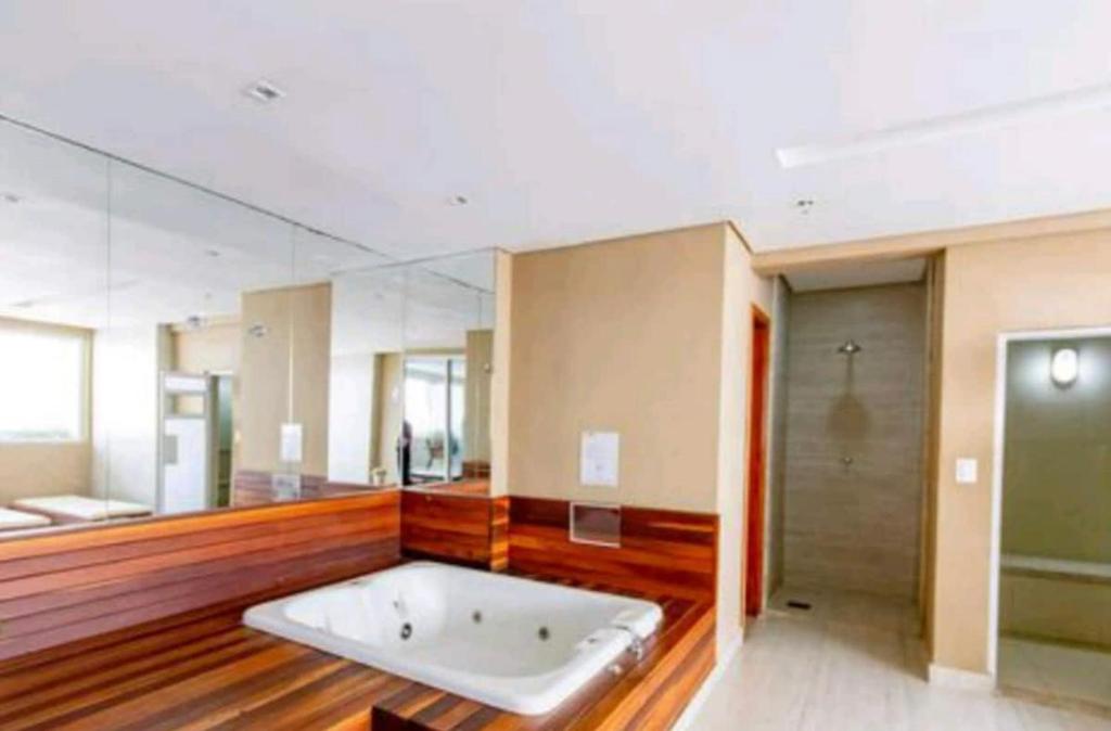 a large bathroom with a tub and a shower at Flat - Brookfield Towers in Goiânia