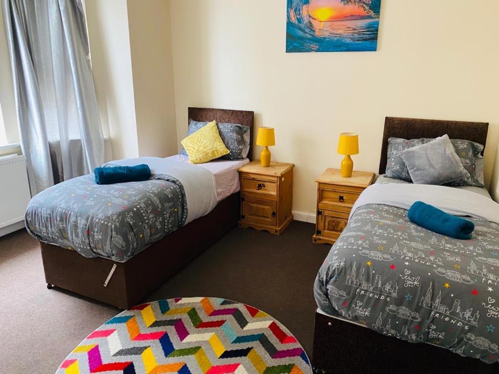 1 dormitorio con 2 camas y 2 mesitas de noche en Pine Lodge en Gillingham