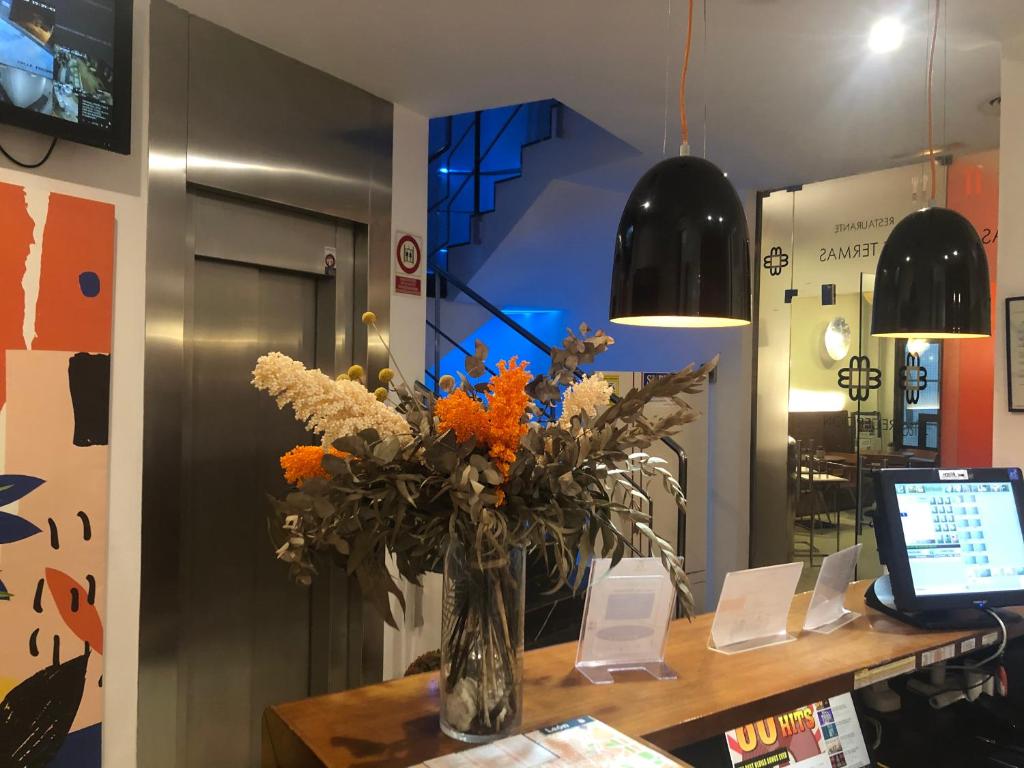 Televízia a/alebo spoločenská miestnosť v ubytovaní Hostal Albany