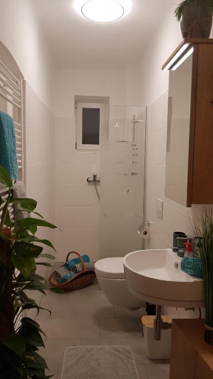 A bathroom at Gästehaus Sabine