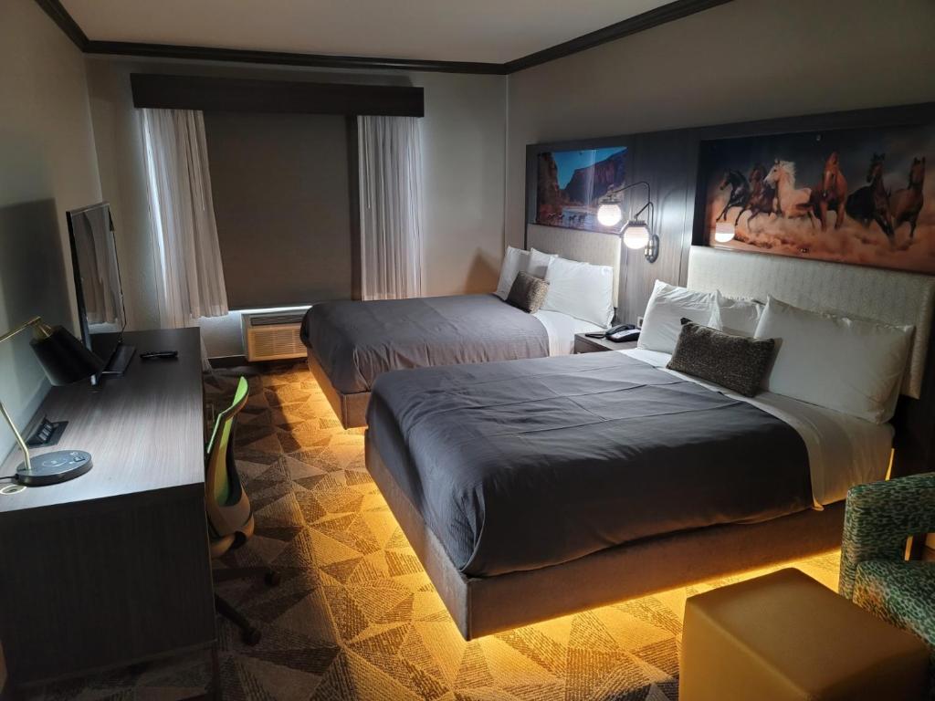 Кровать или кровати в номере Big Country Hotel & Suites