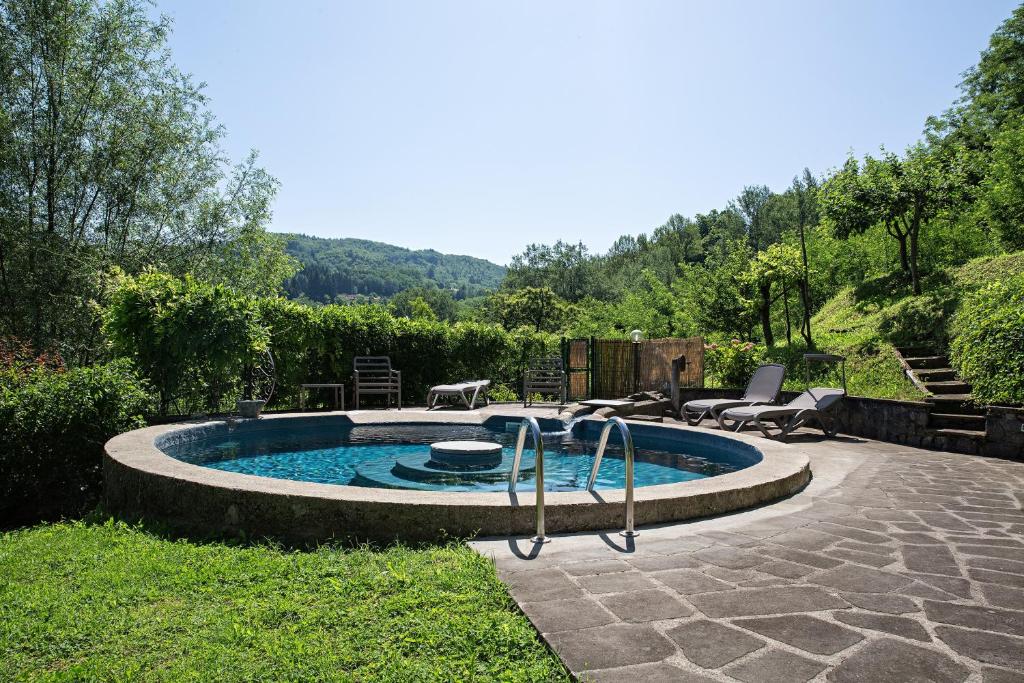 カステルヌオーヴォ・ディ・ガルファニャーナにある3 bedrooms house with city view private pool and enclosed garden at Castelnuovo di Garfagnanaの小さなプール(中庭の滑り台付)