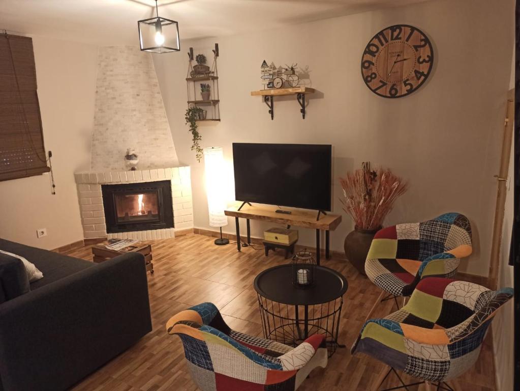 sala de estar con TV y chimenea en LA CASA DE LA ABUELA DESI, en Casavieja