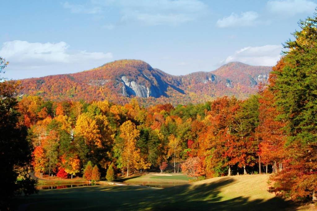 pole golfowe na jesieni z drzewami i górami w obiekcie Mountain, Lake, Golf Resort for 8 Kayak Included w mieście Lake Lure