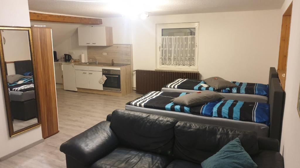 un soggiorno con 2 letti e un divano di Apartment 2020 a Kirchhain