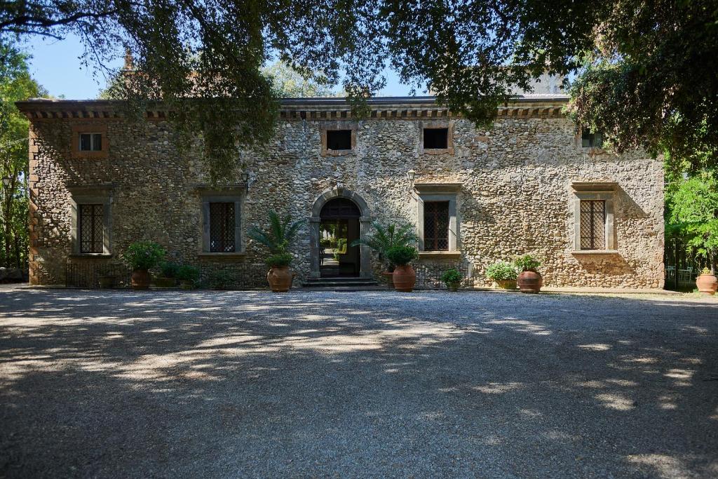 un gran edificio de piedra con puerta y entrada en Hotel Villa Ciconia, en Orvieto