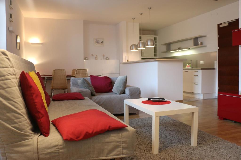 salon z kanapą i stołem w obiekcie Center - Atelier Residence w Warszawie