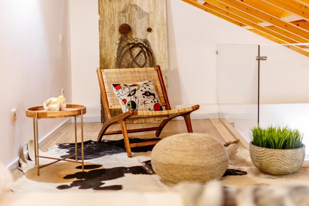 a living room with a chair and a table at Vila Município, "Urban Chic", Sintra in Sintra