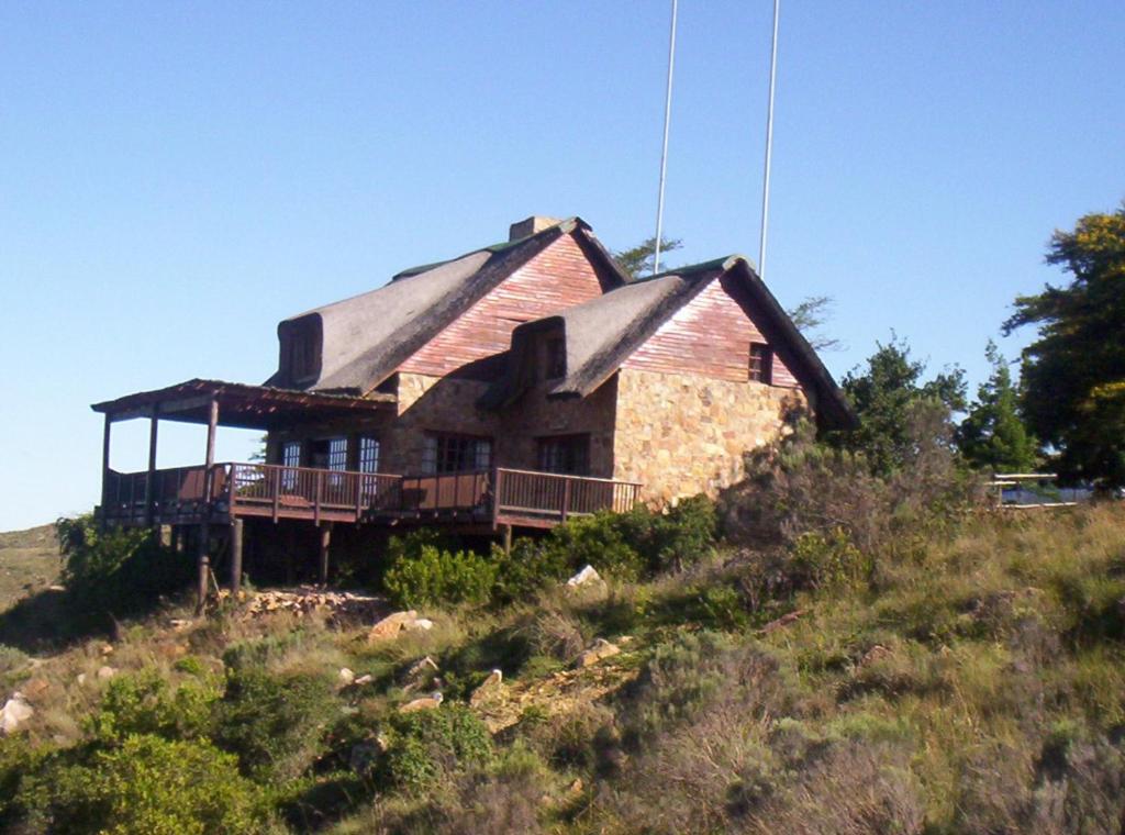 una casa sentada en la cima de una colina en Intaba Lodge en Kirkwood