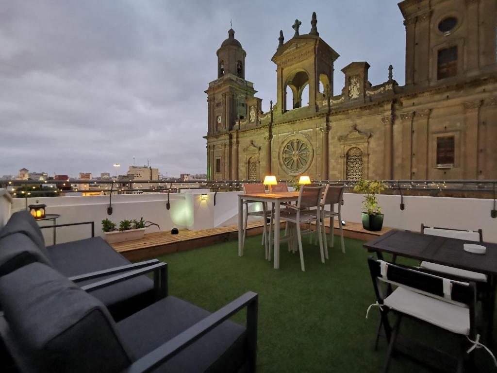 balkon ze stołem i krzesłami w budynku w obiekcie Santa Ana Suite & Rooms w mieście Las Palmas de Gran Canaria