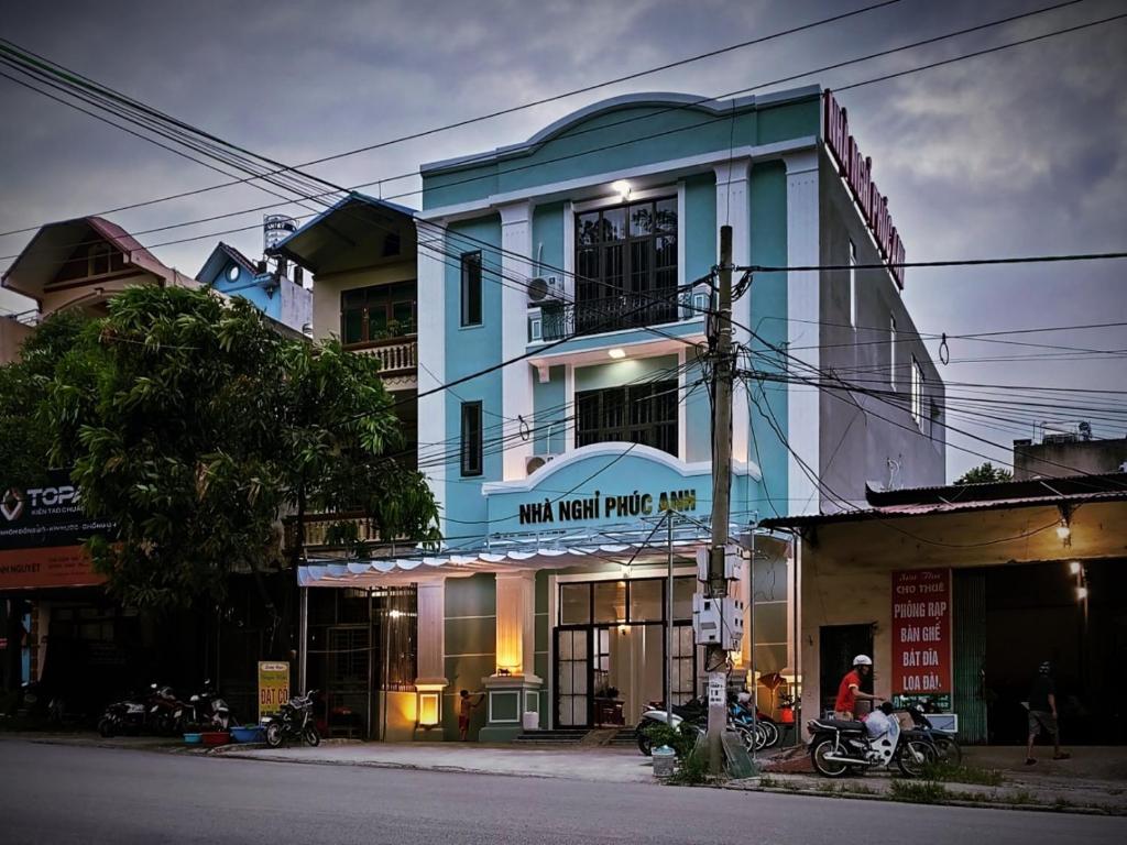 niebieski budynek z tabliczką na boku w obiekcie Nhà nghỉ Phúc Anh - Bắc Kạn w mieście Bak Kan