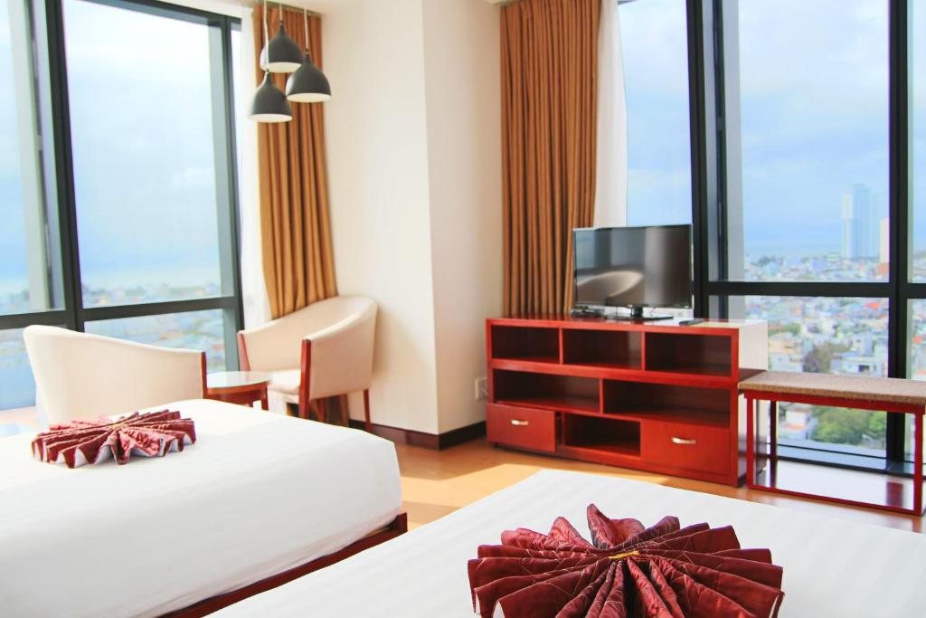 TV a/nebo společenská místnost v ubytování Da Nang Han River Hotel