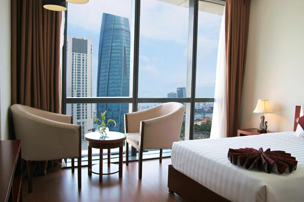 Postel nebo postele na pokoji v ubytování Da Nang Han River Hotel