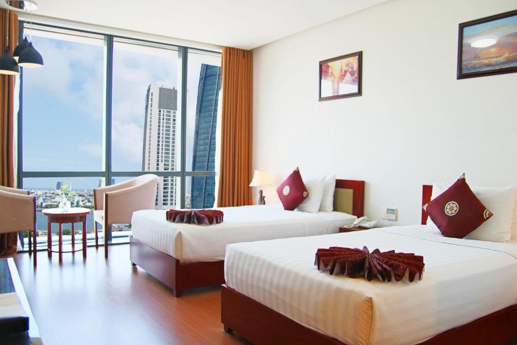Postel nebo postele na pokoji v ubytování Da Nang Han River Hotel