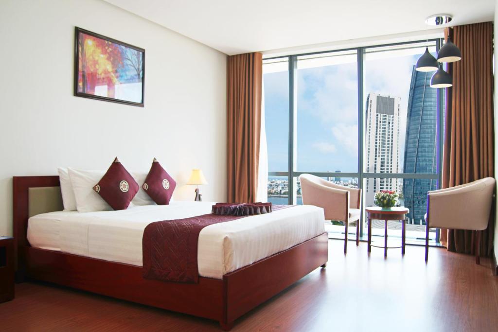 Postel nebo postele na pokoji v ubytování Da Nang Han River Hotel