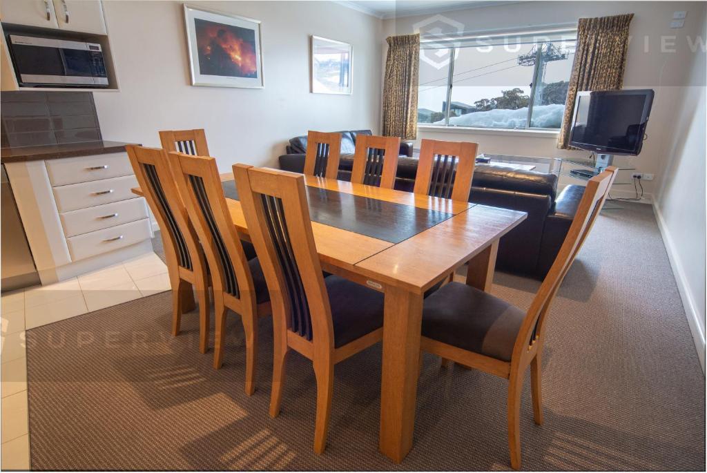 Кухня или мини-кухня в Arlberg Hotel Mt. Buller
