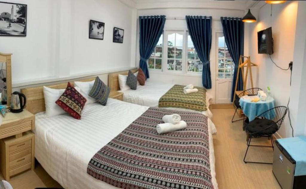 מיטה או מיטות בחדר ב-Chau Giang Hotel