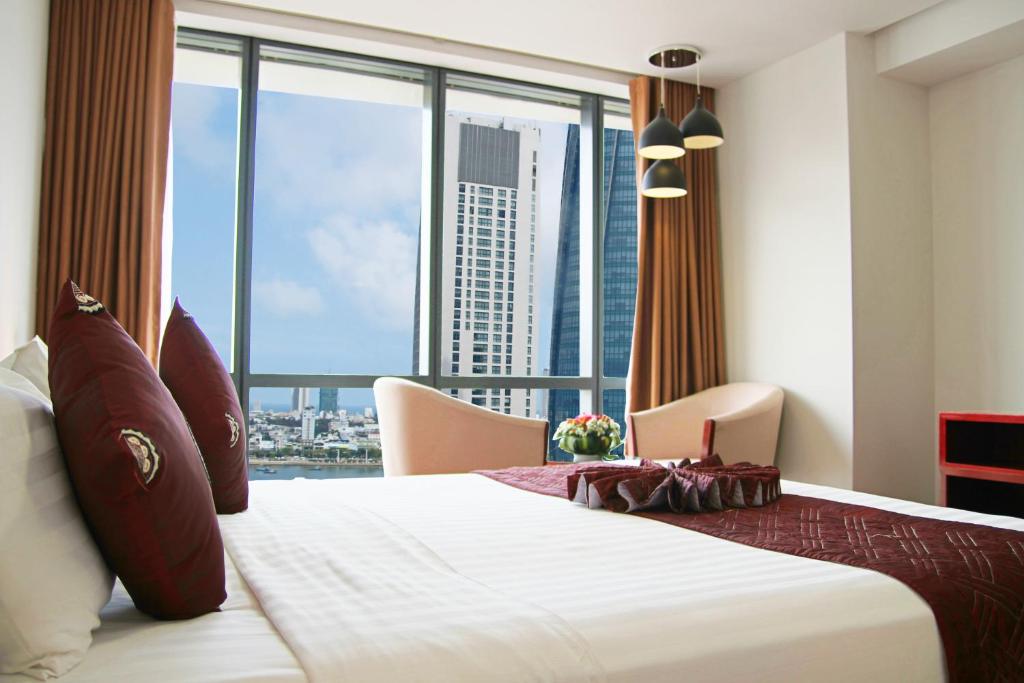 Postel nebo postele na pokoji v ubytování Da Nang Han River Hotel