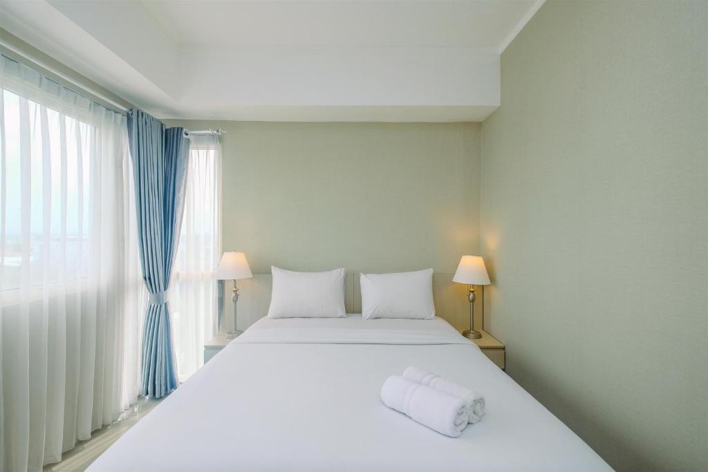 Postel nebo postele na pokoji v ubytování Comfortable and Spacious 2BR at Oasis Cikarang Apartment By Travelio