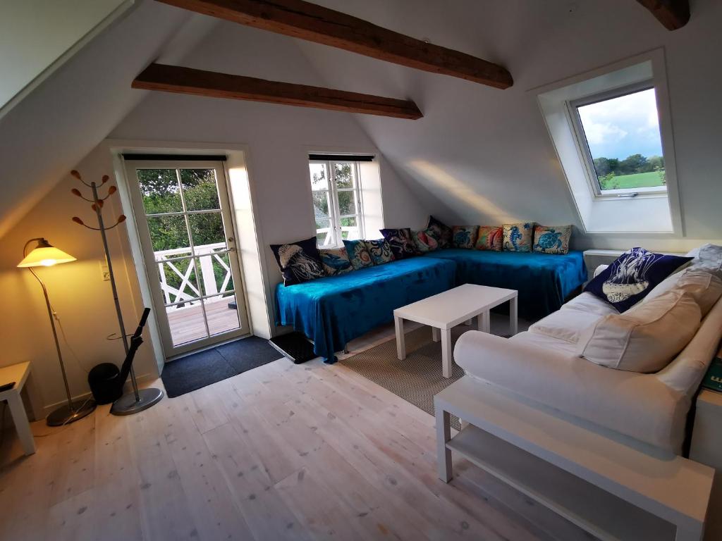 Et opholdsområde på The 'Loft' Apartment- "Den Gule Svane" Guest House - near Rønne & Beach
