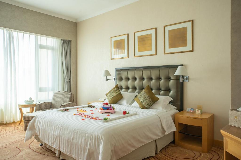 Postel nebo postele na pokoji v ubytování Shantou Junhua Haiyi Hotel