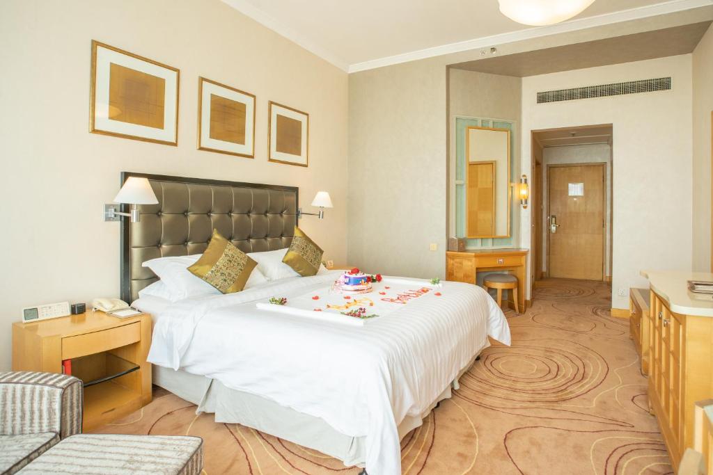 Postel nebo postele na pokoji v ubytování Shantou Junhua Haiyi Hotel
