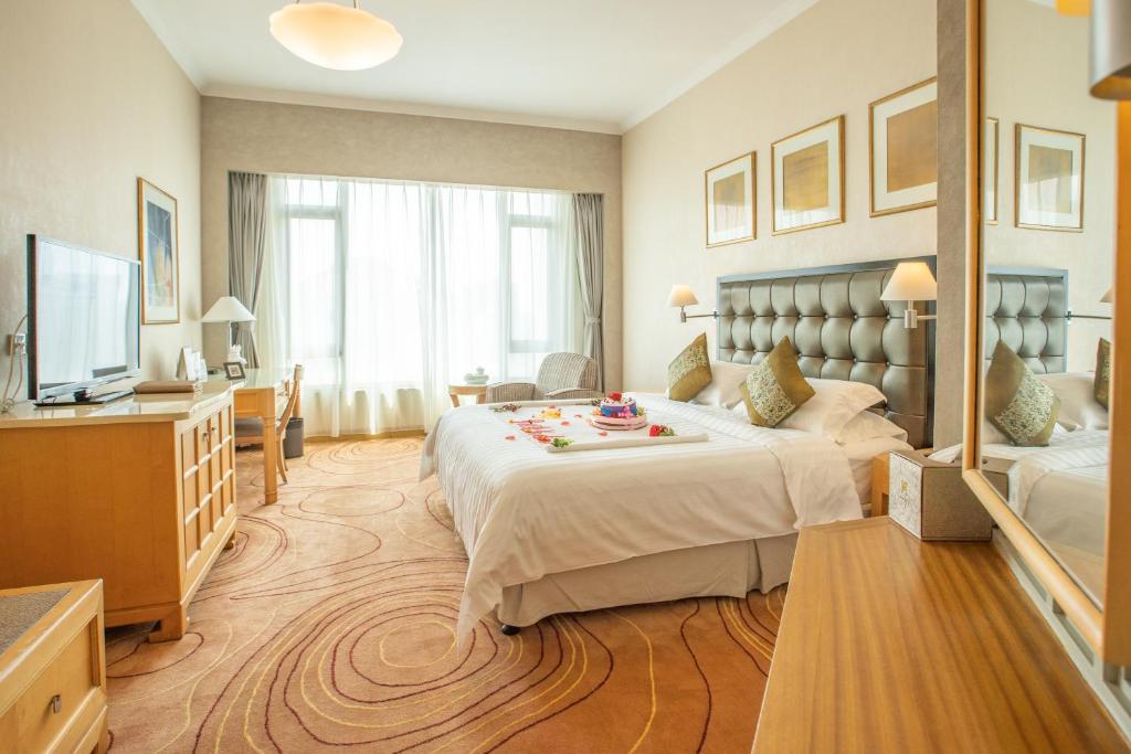 Postel nebo postele na pokoji v ubytování Shantou Junhua Haiyi Hotel
