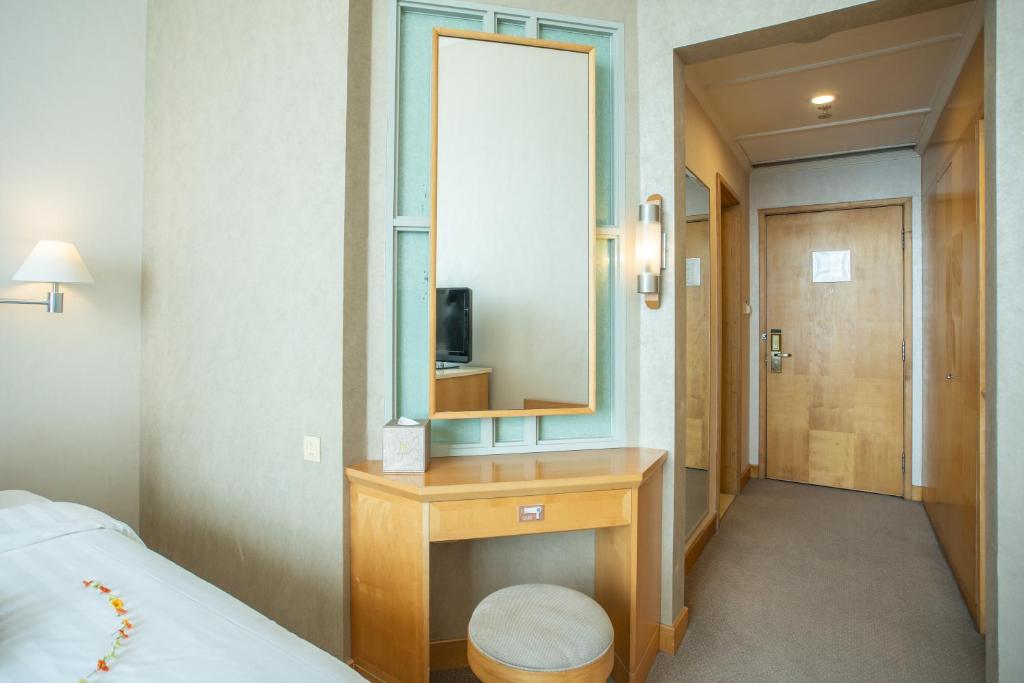 Postel nebo postele na pokoji v ubytování Shantou Junhua Haiyi Hotel