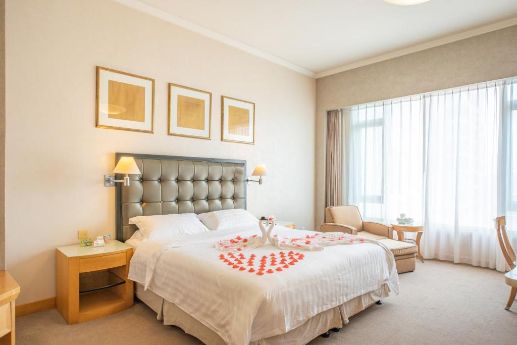Postel nebo postele na pokoji v ubytování Shantou Junhua Haiyi Hotel
