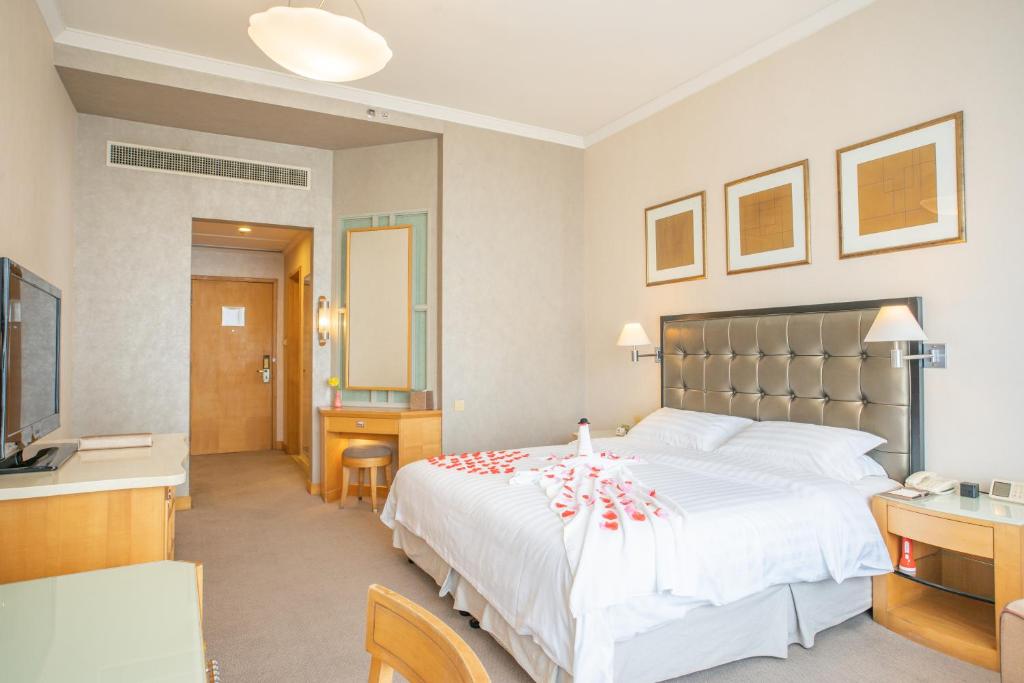 Postel nebo postele na pokoji v ubytování Shantou Junhua Haiyi Hotel
