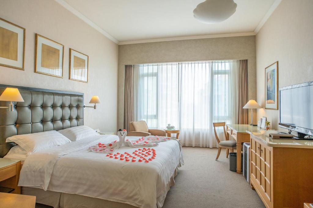 Postel nebo postele na pokoji v ubytování Shantou Junhua Haiyi Hotel