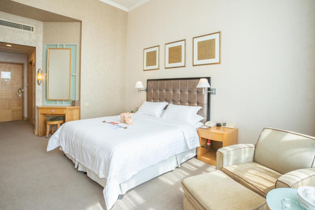 Postel nebo postele na pokoji v ubytování Shantou Junhua Haiyi Hotel