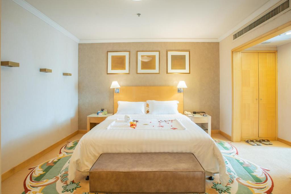 Postel nebo postele na pokoji v ubytování Shantou Junhua Haiyi Hotel