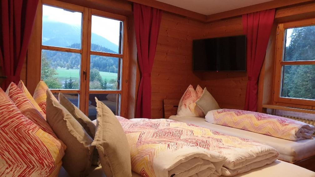 Un pat sau paturi într-o cameră la Landhaus Hoschek