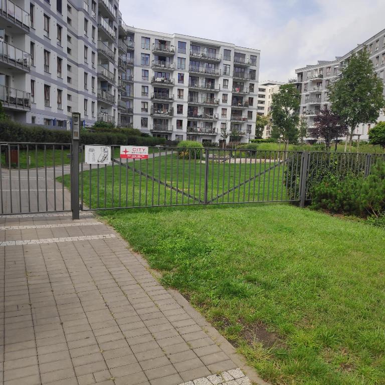 Vonkajšia záhrada v ubytovaní FIRST -- Green Żoliborz apartment 3