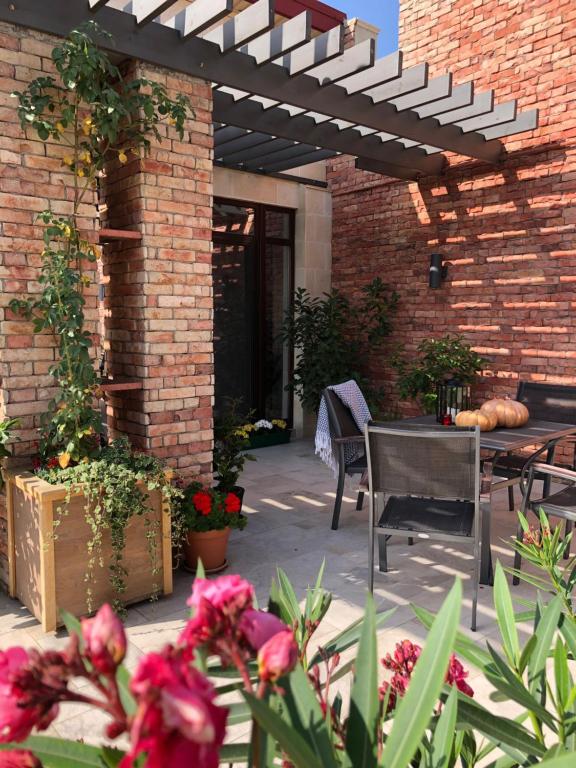 En terrasse eller udendørsområde på Terrace apartment near beach