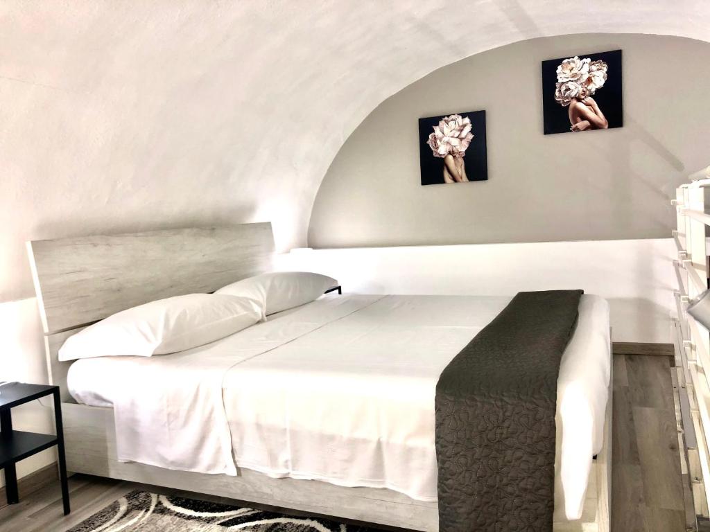 A bed or beds in a room at La Casa di Karola
