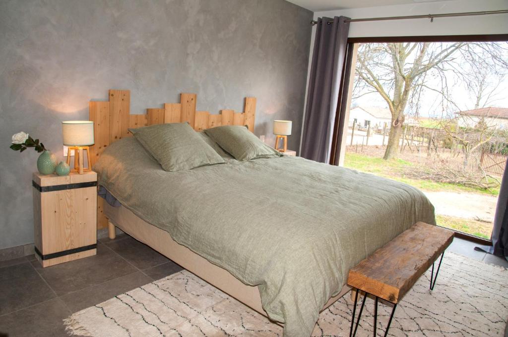 Postel nebo postele na pokoji v ubytování LA MADELEINE DE JAILLANS