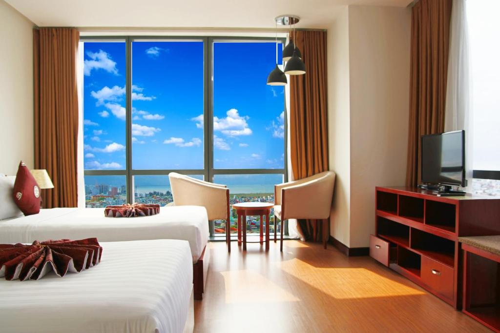 TV a/nebo společenská místnost v ubytování Da Nang Han River Hotel