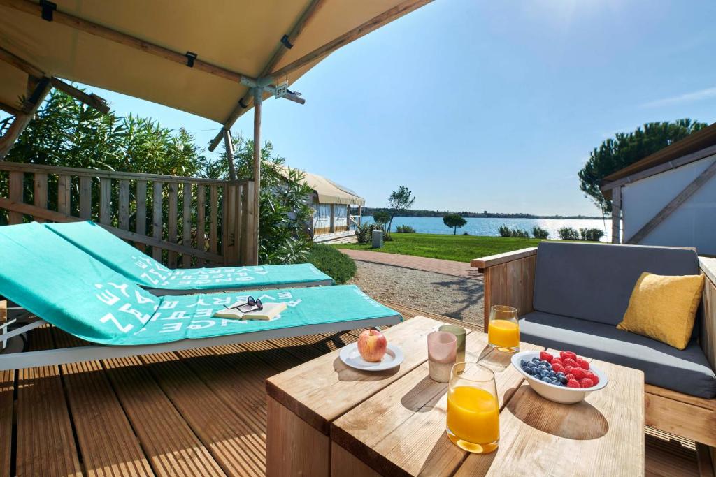 Balkón nebo terasa v ubytování Camping Park Umag Glamping