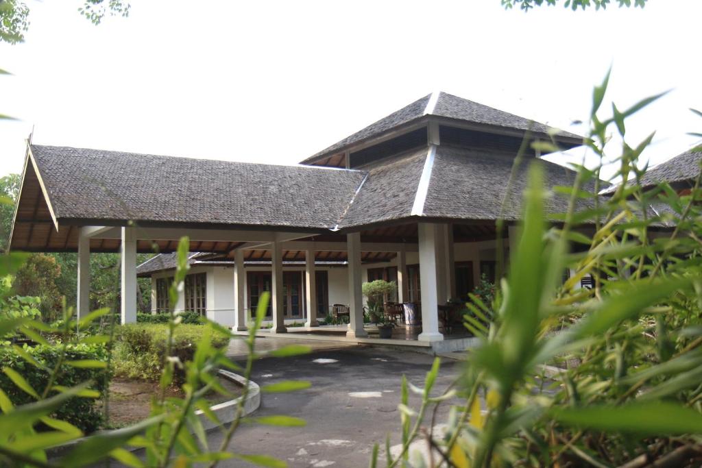 uma casa com um telhado reluzente em Rungan Sari Meeting Center & Resort em Guhung
