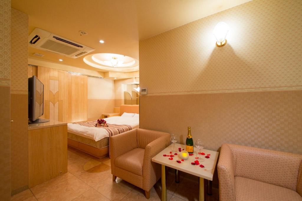 TV a/nebo společenská místnost v ubytování HOTEL THE i Adult only