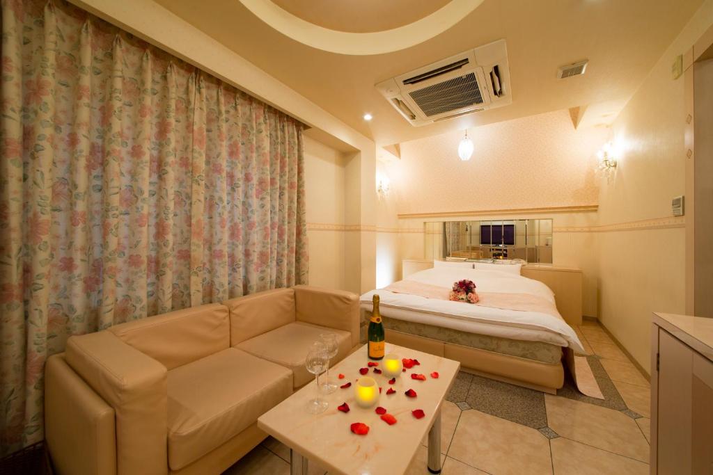 TV a/nebo společenská místnost v ubytování HOTEL THE i Adult only