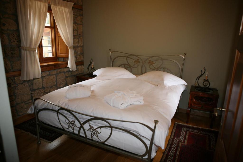 Postel nebo postele na pokoji v ubytování Roes Suites