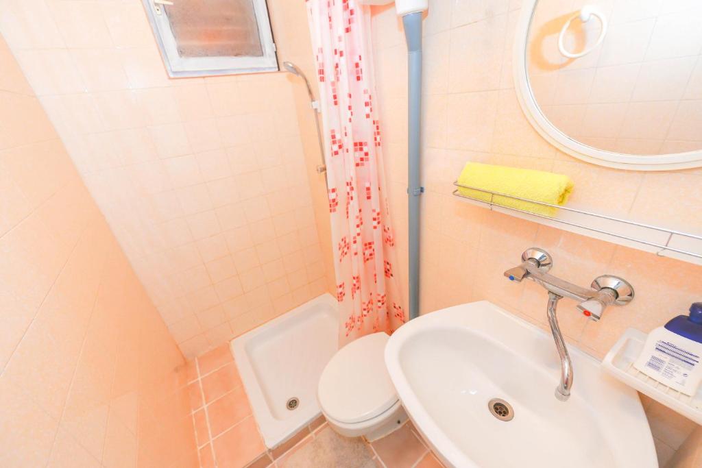 Koupelna v ubytování Apartments Danijela