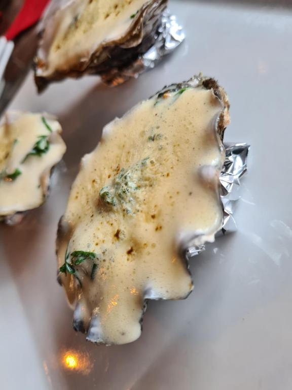 マルメディにあるTerrasses de Malmedy Duplex LEANA LODGE 441の白い皿の上にソースがかかった食べ物