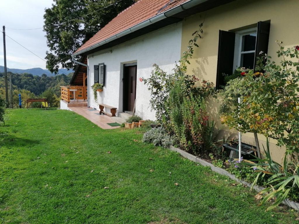 Vonkajšia záhrada v ubytovaní Rural house above the forest
