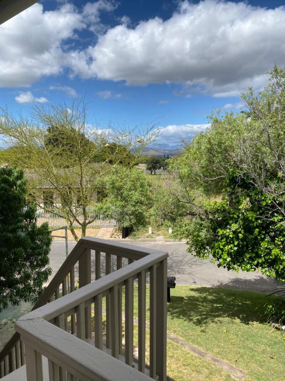 eine Aussicht von der Veranda eines Hauses mit einer Holzterrasse in der Unterkunft 3 on Nebraska in Bellville