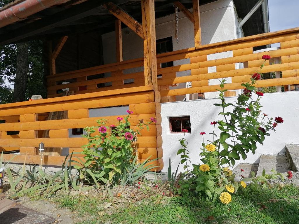 Vonkajšia záhrada v ubytovaní Rural house above the forest